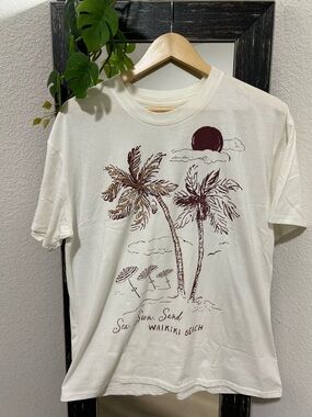 VINYL ICONS Waikiki Beach Tee